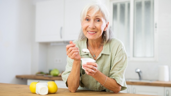 vrouw eet beste Griekse yoghurt skyr